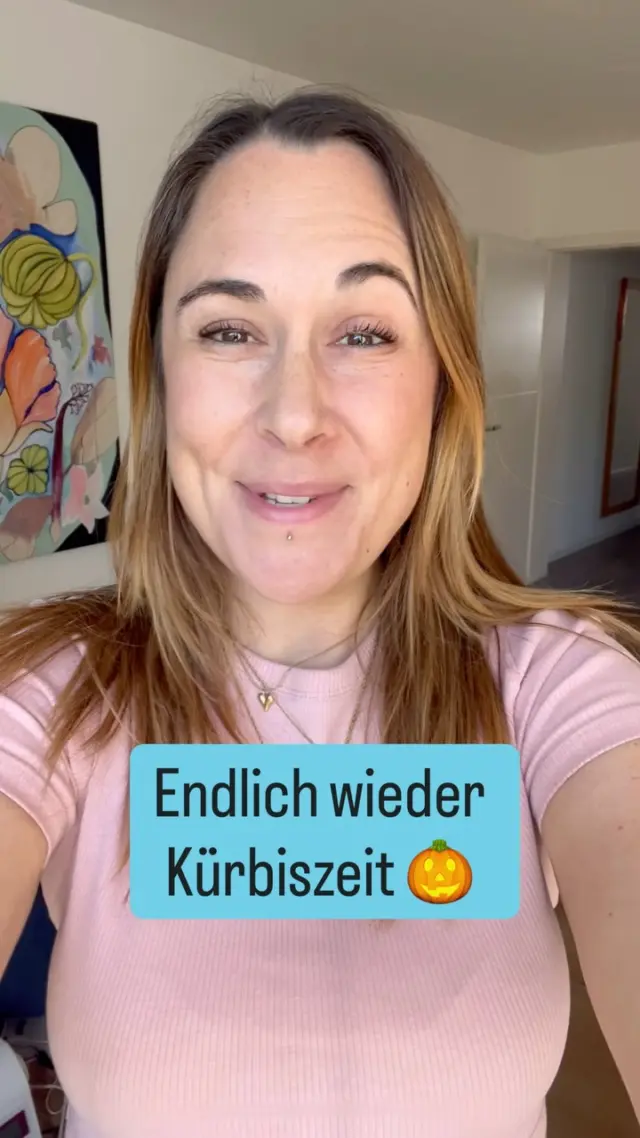 Kürbiszeit = Genusszeit für die ganze Familie!

Du liebst es, saisonal zu kochen und frisches Obst & Gemüse in deinen Familienalltag einzubauen?
Dann wirst du unsere Kürbisideen lieben – einfach, gesund und beikostfreundlich! 😍

🎃 Herzhafte Kürbismuffins für dein Baby – so geht’s:

Zutaten:
– 180 g gegarter Hokkaido-Kürbis
– 80 g Dinkelmehl
– 1 Ei
– 2 EL Rapsöl
– 1/2 TL Weinstein-Backpulver
– Optional: etwas geriebener Käse oder Gewürze (je nach Alter)

Zubereitung:
 1. Kürbis weich garen und pürieren
 2. Alle Zutaten zu einem Teig vermengen
 3. In Muffinförmchen füllen
 4. Bei 180 °C ca. 20 Min. backen (Stäbchenprobe!)

💡 Perfekt für unterwegs, zum Einfrieren oder für’s Frühstück.
Und: Sie schmecken auch uns Großen!

Du willst noch mehr saisonale Rezepte?
Dann hol dir jetzt unseren Wochenplan für ein ganzes Jahr!
Mit 120 Rezepten – regional, ausgewogen & easy im Alltag umzusetzen.

Kommentiere mit ⚡️ für den LINK.

#breifrei #beikost #saisonalessen #breifreibaby