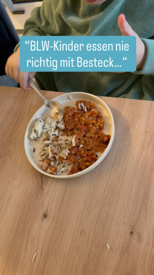 „BLW-Kinder lernen nie richtig mit Besteck zu essen.“

Das ist einer der größten Mythen, die wir immer wieder hören – und ehrlich? Videos wie dieses widerlegen ihn in Sekunden. 😅

👉 Kinder lernen Essen. Nicht über Nacht. Nicht über Regeln. Sondern über Wiederholung, Neugier und echte Erfahrung.

🍽️ Das Baby hier ist hier noch am Anfang – es dreht, lutscht, experimentiert…und irgendwann ist der Löffel im Mund. 

Und genau so soll’s sein.

Denn wenn Kinder selbst ausprobieren dürfen, lernen sie nicht nur schneller, sondern auch mit mehr Freude.

🧠 Und ja: Das richtige Besteck macht einen Unterschied.

Ergonomisch, klein genug für kleine Hände – und stabil genug für große Versuche 💪

💬 Schreib „🥄“ in die Kommentare – wir senden dir einen Link für Lernlöffel direkt per DM!

Denn Essen ist kein Wettbewerb. Es ist Entwicklung.
Und die darf ruhig kleckern 🧡

#breifreibaby #breifrei #blw #beikost