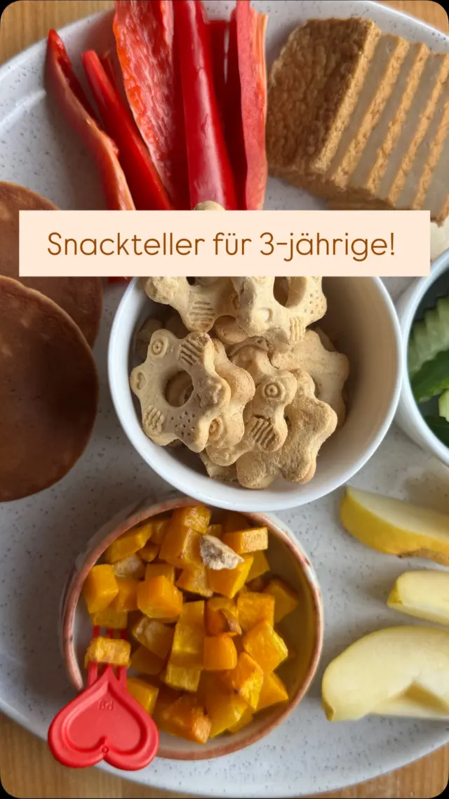 [Anzeige] Ich mache einen bunten Snackteller für meinen 3-jährigen Sohn nach der Kita! Du kannst sehr gerne unseren Gutscheincode breifrei10 für deine Bestellung bei @frechefreunde nutzen! 

Verrätst du mir, was bei euch am liebsten auf dem Snackteller landet? 

Bei uns gibt es:
🎃 Kürbiswürfel vom Vortag
🍎Apfelspalten
🍽️Räuchertofu
🥒Gurke
🫑Paprika
🥞die neuen Pfannkuchen von @frechefreunde 
🍪die neuen Kekse von @frechefreunde 

Mein Tipp für dich, variiere jeden Tag, nutze immer wieder gänzlich neue Zutaten, und auch solche, die dein Kind bisher nicht mochte.
Außerdem kann es helfen, Gemüse und Obst neue Form zu geben, also mal anders zu schneiden. 

Bei den Snacks von @frechefreunde kann ich mir sicher sein, dass mein Sohn sie mag. Weshalb wir dort immer sehr gerne auf Vorrat bestellen. Mit unserem Gutscheincode sparst du 10 % und die Versandkosten! 

#beikost #snack #frechefreunde #kinderernährung
