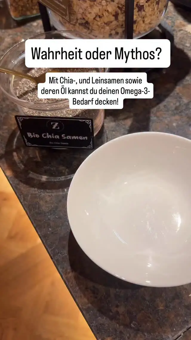 [Anzeige] Wusstest du, dass es viele verschiedene Omega-3-Fettsäuren gibt? 

❗️Die drei bekanntesten sind ALA, DHA und EPA - und die meisten Babys, Kleinkinder und Menschen in der westlichen Welt haben Probleme ihren Bedarf an EPA und DHA zu decken. Das liegt daran, dass diese beiden Fettsäuren vor allem in Algen 🌱und fettem Seefisch 🎣vorkommen.

🥣Die Fettsäure ALA hingegen findest du auch in Leinsamen, Chiasamen und deren Öl. Vielleicht hast du sogar schonmal gehört, dass du mit dem Konsum dieser Öle und Saaten deinen Bedarf an Omega-3 decken kannst? 

‼️Das ist ein Mythos, der leider dafür sorgt, dass die maritimen Omega-3-Fettsäuren DHA und EPA nicht genug abgedeckt werden.

✅Wenn du den Bedarf deines Babys, Kleinkindes und von dir selbst decken willst, ist es essenziell, dass du 2-3x pro Woche fetten Seefisch (Dorsch, Makrele, Lachs oder Hering) zu dir nimmst oder ein Omega-3-Öl z.B. Aus Mikroalgen konsumierst.

🔆Nutze gerne unseren Gutscheincode „breifrei15“ für deine Bestellung bei unserem Partner @norsan.de #- die hochwertigen Öle können ab Beikoststart angeboten werden.
#breifrei #beikost #omega3