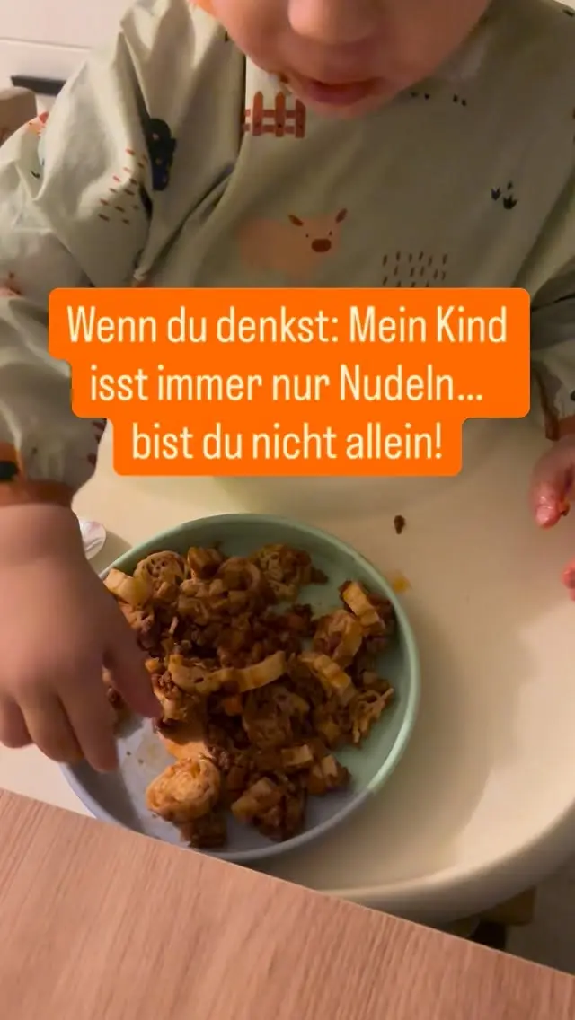 Mein Baby isst nur Nudeln – ist das schlimm? 🍝👶

Kommt dir das bekannt vor?

👉 „Mein Kind will nur Nudeln essen – sonst nichts!“

Keine Sorge – du bist nicht allein! Dieses Verhalten ist in der Beikostzeit (und darüber hinaus) ganz normal.

🍝 Nudeln schmecken mild, sind leicht zu kauen und geben ein gutes Sättigungsgefühl – das lieben Babys und Kleinkinder.

Aber: Nur Nudeln pur sind auf Dauer natürlich nicht ideal.

💡 **So machst du Pasta nährstoffreicher – ohne Stress:**

✔️ Sauce mit püriertem Gemüse (z. B. Karotte, Zucchini, Kürbis)

✔️ Linsen-, Erbsen- oder Vollkornnudeln als Basis

✔️ Nährstoffreiche Toppings wie Nussmus, Hefeflocken oder etwas Öl

✔️ Kleine Extras im Nudelteig: z. B. Brokkoliröschen oder gegarte Linsen

Und das Beste: Du musst dafür **keine komplizierten Rezepte** kochen.

Mehr Sicherheit & Wissen gibt’s außerdem in unserem neuen Präventionskurs - ein Onlinekurs zum Thema “Gesunde Kinderernährung von 2-10 Jahre” - den deine Krankenkasse für dich zahlt! Kommentiere mit “🧒” und schreibe dich unverbindlich auf die Warteliste.