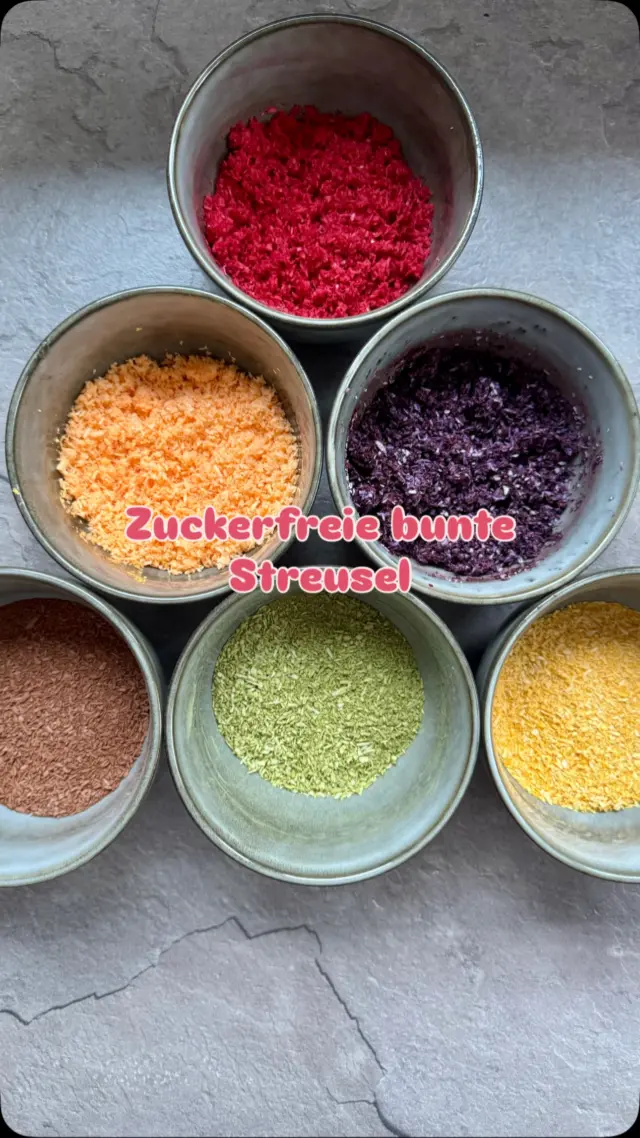 Zuckerfreie Streusel für Babys? JA – und sie sind sooo einfach gemacht! 🍭❌

Wir zeigen dir im heutigen Reel, wie du mit etwas Kokosraspeln & natürlichen Farben bunte, essbare Streusel ganz ohne Zucker zauberst – perfekt für:

🍪 Plätzchen
🧁 Muffins
🎂 Geburtstagskuchen
… oder einfach als Topping für Joghurt & Co.

💡 Besonders toll: Schon die Kleinsten können mitnaschen – ganz ohne schlechtes Gewissen!

✨ Du willst noch mehr zuckerfreie Backideen für Babys & Kleinkinder?
👉 Kommentiere „🍪“ und wir schicken dir den Link zu unserem E-Book direkt als Nachricht!

Darin findest du über 20 kreative Rezepte – von Plätzchen bis zu Mini-Kuchen. Ideal für die Advents- & Weihnachtszeit!

📘 PS: Mit dem Code BACKEN5 sparst du aktuell 5 € auf unser Plätzchen-Backbuch!

#zuckerfrei #babyrezepte #zuckerfreibacken #plätzchenfürkinder #breifreibaby