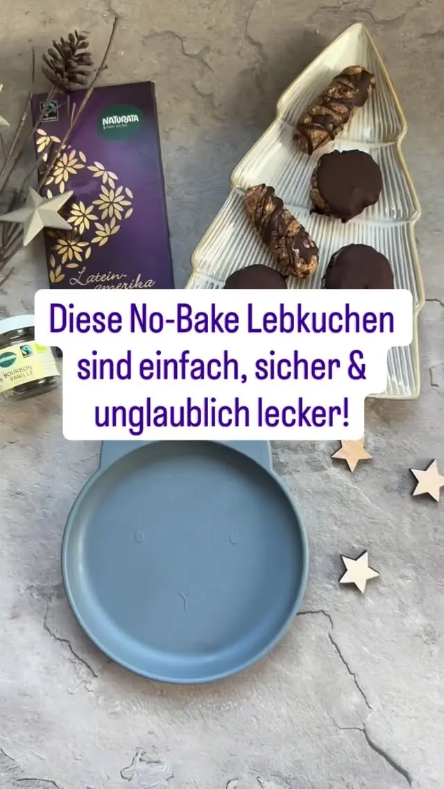 🎄 Lust auf Lebkuchen ganz ohne Backen & Zucker?

Diese No-Bake Variante mit Aprikosen, Mandeln & dunkler Schokolade ist ab Beikostreife geeignet und begeistert auch die Großen.

Du brauchst nur ein paar Zutaten, einen Mixer und etwas Zeit zum Kühlen, schon ist dein Weihnachtsgenuss fertig!

Du brauchst für etwa 15 No bake Lebkuchen: 
4 getrocknete Aprikosen
150 g gemahlene Mandeln
100 g gemahlene Hafermehl (ersatzweise gemahlene Haferflocken)
2 EL Nussmus
1/4 TL gemahlene Bourbon Vanille
1/2 TL gemahlenes Ceylon Zimtpulver
80 g zartbitter Schokolade
‌
Und so gehts:
Die Aprikosen mit 50 ml heißem Wasser übergießen und kurz einweichen lassen. Anschließend mit dem Pürierstab fein pürieren. Mandeln, Hafermehl, Nussmus, Aprikosenwasser und Vanille in eine Schüssel geben und gründlich verrühren.
Mit leicht angefeuchteten Händen für das Baby vier Stangen formen. Aus der restlichen Masse Kugeln formen, mit etwas Abstand auf einen großen Teller mit Backpapier legen und leicht plattdrücken bzw. in Form bringen.
Für 15 Min. im Gefrierfach fest werden lassen. Inzwischen die Schokolade in Stücke brechen und im Wasserbad schmelzen.
Die Lebkuchen auf eine Gabel legen, in die Schokolade eintauchen, kurz abtropfen lassen und zurück aufs Backpapier legen und Kühlen. Die Stangen fürs Baby mit Schokolade besprenkeln.

🍫 Für Erwachsene: Einfach extra dunkle Schokolade direkt in den Teig geben!

💡 Tipp: Statt Kugeln auch als kleine Stangen für die Minis formen.

Kommentiere mit „🍪“ und du bekommst den Link zu unserem E-Book direkt ins Postfach!

#weihnachtenmitkindern #breifreibaby #zuckerfrei #lebkuchen