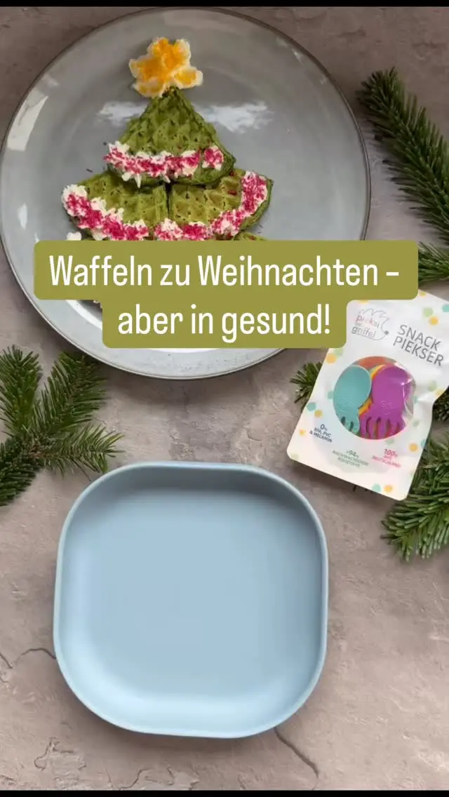 🎄 Du brauchst kein aufwändiges Rezept, um Kinderaugen zum Leuchten zu bringen.
Diese Spinatwaffeln sind mit wenigen Zutaten gemacht und bringen festlichen Glanz auf jeden Teller.

🧁 Für Babys ab Beikostreife geeignet
🌱 Auch vegan möglich
🎉 Ideal für das Weihnachtsfrühstück oder den Adventsbrunch

ZUTATEN
- 200 g Babyspinat
- 100 ml Wasser
- 50 ml Öl
- 180 g Apfelmark
- 1/2 Banane
- 300 g Mehl
- 1 TL Natron
- 200 g Sahne
- zuckerfreie Streusel

ANLEITUNG
- Den Babyspinat gut waschen und trocken schleudern. Zusammen mit 100 ml Wasser und Öl fein pürieren. Apfelmark und Banane zugeben und nochmals kurz pürieren. 
- Mehl und Natron zugeben und alles kurz und zügig mixen. das Waffeleisen mit Butter oder Margarine einfetten und die Waffeln ausbacken.
- Die Sahne steif schlagen. Die grünen Waffeln zu Bäumchen zusammenlegen. Mit geschlagener Sahne und zuckerfreien Streuseln servieren.

💡 Tipp: Forme mit Ausstechern kleine Bäume oder nutze die Waffelform kreativ

Was sind deine liebsten Rezepte? 
Kommentiere unter dem Video 🥰

#weihnachtenmitkindern #zuckerfreiessen #breifreibaby #babywaffeln