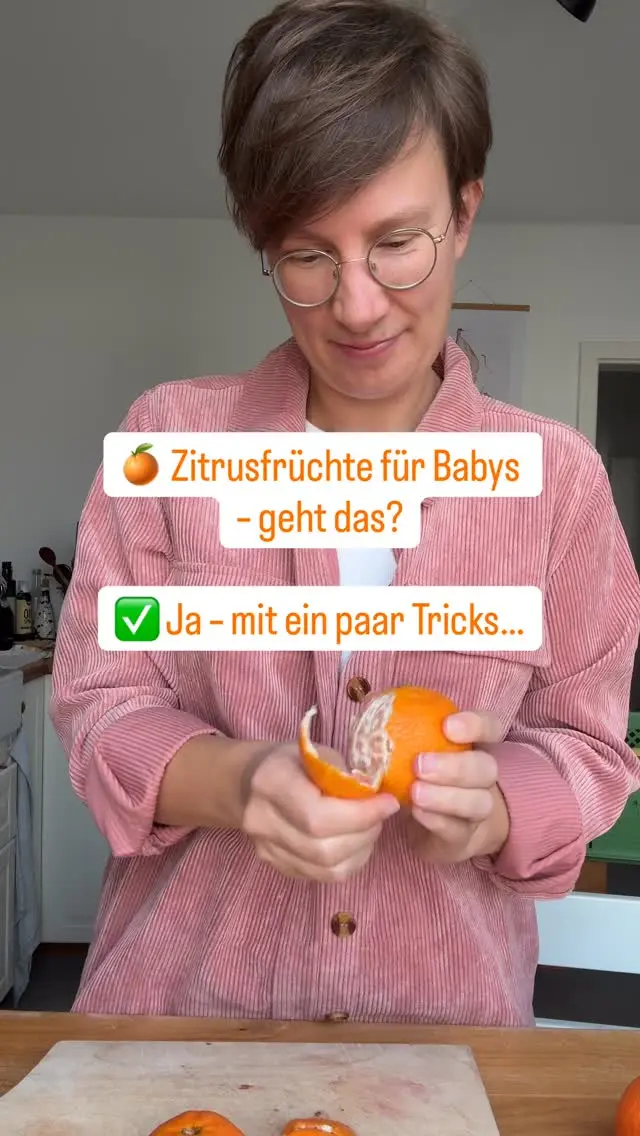 Zitrusfrüchte wie Orange, Mandarine oder Clementine sind ab Beikostreife grundsätzlich erlaubt – am besten richtig vorbereitet! 🍊

Was du beachten solltest: 
🔪 Immer gut waschen, schälen & die dicke weiße Haut entfernen
👅 Das Fruchtfleisch in kleinen Stücken anbieten – z. B. ohne Häutchen oder fein filetiert
🍊die Mandarinen- oder Orangenschnitze mehrfach einritzen, so dass die Haut nicht mehr so prall ist
🥄 Für den Anfang eignen sich auch Orangenmus oder mildes Fruchtpüree
⚠️ Vermeide bittere und extrem sauere Sorten wie Grapefruit oder Zitrone – langsam rantasten, ob dein Baby das mag
🚫 am besten nicht mit ganzer Haut in den Mund geben – das kann schnell zur Gefahr werden! Außerdem Kerne entfernen.
💛 Zitrusfrüchte liefern wertvolles Vitamin C und bringen Abwechslung auf den Familientisch – wenn sie babygerecht vorbereitet sind.

Folge uns für mehr Alltagstipps rund um das Thema Babyernährung.

#beikost #beikoststart #babygerecht #zitrusfrüchte