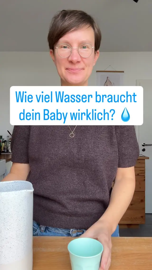 „Mein Baby trinkt kaum Wasser – ist das schlimm?“
„Wie viel sollte es überhaupt trinken?“
„Ab wann darf ich Wasser anbieten?“
➡️ Diese Fragen hören wir ständig – also lass uns Klarheit schaffen:
‌
💧 Wasser spielt erst ab dem Beikoststart eine Rolle – vorher reicht Muttermilch oder Pre vollständig aus (auch an heißen Tagen!).
‌
👶 Sobald dein Baby regelmäßig Beikost isst, kannst du kleine Mengen Wasser zu den Mahlzeiten anbieten.
→ Anfangs reichen oft 1–2 Schlucke, das ist völlig normal!
→ Wichtig ist: nicht zu viel, damit der kleine Bauch nicht „voll getrunken“ wird und Platz für nährstoffreiche Muttermilch und Pre sowie Lebensmittel bleibt.
‌
📌 Orientierungswerte für Trinkmengen:
– 6.–12. Monat: ca. 1000 ml Flüssigkeit pro Tag (inkl. Beikost, Muttermilch/Pre)
– Nach dem 1. Geburtstag: z.B. 800 ml, je nach Aktivität & Essen
💡 Die tatsächliche Menge ist aber sehr individuell – wichtig ist, regelmäßig anzubieten & gute Trinkgewohnheiten zu fördern.
‌
🚰 Offene Becher oder kleine Gläser sind ideal – vermeide Trinklernbecher!
👉 In unserem Beikost Onlinekurs (bezahlt von deiner Krankenkasse) zeigen wir dir genau, wie du Trinken sicher einführst & worauf du bei Gefäßen, Getränken und Mengen achten solltest.
‌
Du möchtest mehr über den Beikoststart lernen?
Kommentiere „🤍“ und wir senden dir den Link zu unserem Präventionskurs per DM!
‌
#wasserfürbabys #beikoststart #beikostwissen #breifrei #breifreibaby