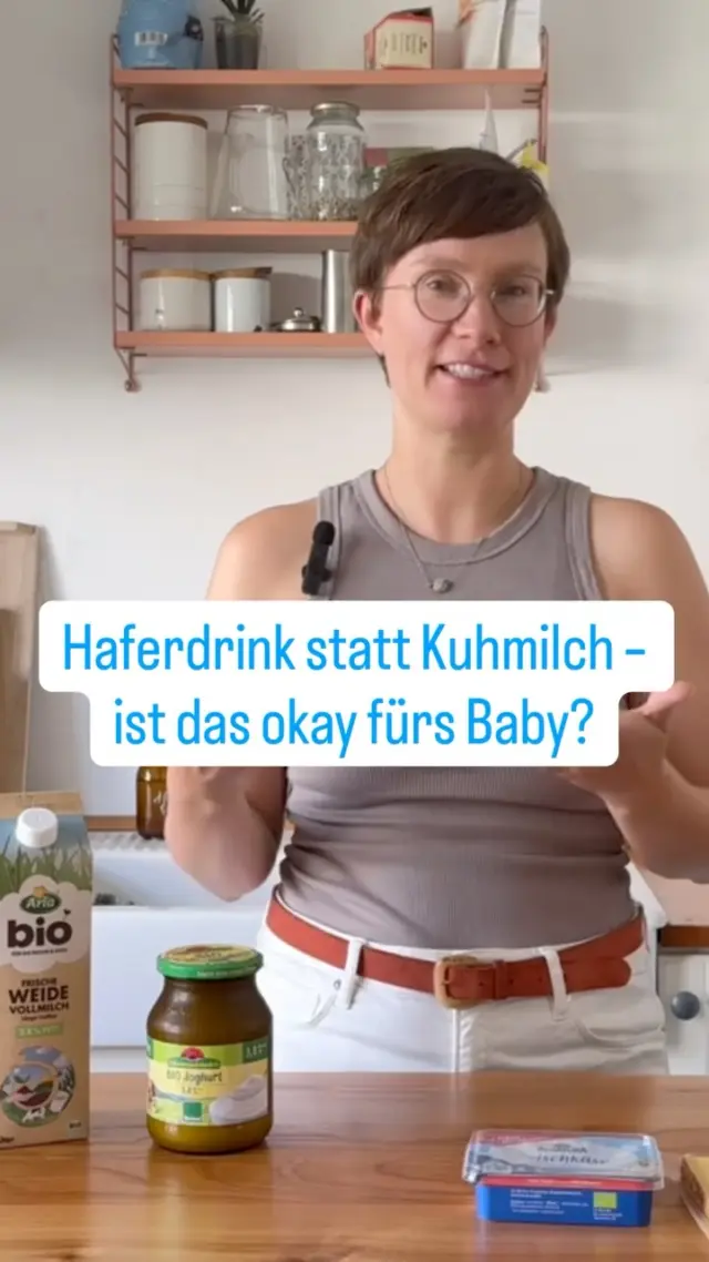 Haferdrink, Reismilch, Mandelmilch – das klingt gesund, ist aber nicht automatisch für Babys geeignet.

🚫 Pflanzliche Milchalternativen: 
– enthalten oft kaum Fett, Eiweiß oder Kalzium 
– können aber ideal genutzt werden, wenn du auf Produkte mit Zusätzen achtest.

Aber Achtung: sie sind im 1. Lebensjahr kein Ersatz für Muttermilch oder Pre!

Nutze sie z.B. wenn du schon ausreichend Milchprodukte in der Beikost integriert hast aber noch Milch in einem Rezept brauchst :)

💡 Tipp: Achte auf ungesüßte Varianten + mit Calcium & Vitamin D angereichert

🎓 In unserem Beikostkurs bekommst du außerdem die Sicherheit im Umgang mit Nährstoffen.

💌 Kommentiere 🤍 und wir senden dir den Kurslink direkt per Nachricht – viele Krankenkassen bezuschussen bis zu 100 %!