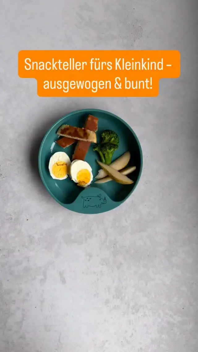 Was macht einen guten Kindersnack aus?
Nicht nur schnell & praktisch – sondern auch nährstoffreich und ausgewogen 🍽️

✅ Ei liefert hochwertiges Protein & Fett
✅ Pancakes (z. B. von @frechefreunde ) sind eine tolle, milde Kohlenhydratquelle mit Bananengeschmack
✅ Brokkoli bringt Eisen & Ballaststoffe
✅ Birne sorgt für Frische, Vitamine & Wasseranteil

💡 Snacks sind Mini-Mahlzeiten – sie dürfen ruhig alles abdecken, was dein Kind gerade braucht.
Wichtig ist die Kombination aus:
🥚 Eiweiß & gesunde Fette
🥦 Gemüse
🍐 Obst
🥞 komplexen Kohlenhydraten

🎓 Im Kinderernährungskurs zeigen wir dir:
– Wie du den Snackalltag sinnvoll gestaltest
– Warum die Snackfalle so tückisch ist
– Und wie du clevere Teller in 5 Minuten zauberst – die dein Kind auch wirklich isst

👉 Kommentiere 🧒 für den Link zum Kinderernährung Onlinekurs: gesund und bunt ernähren von 2-10 Jahren direkt per Nachricht!