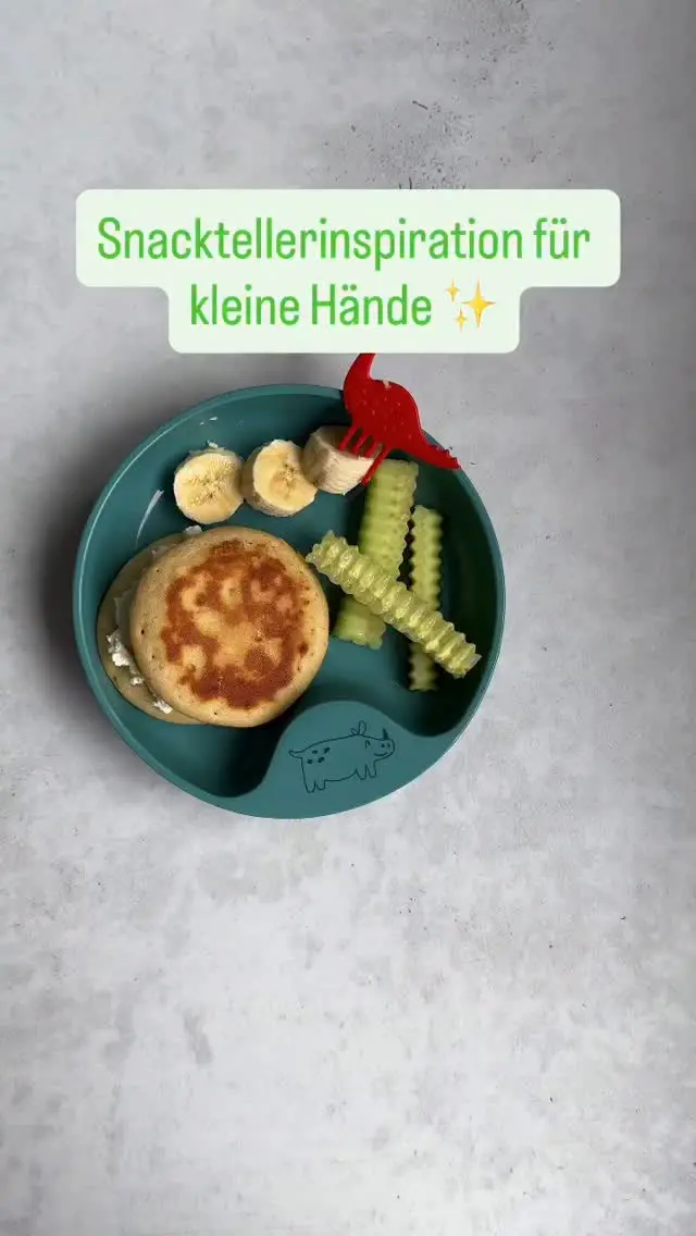 Snackteller, die Spaß machen und sinnvoll sättigen! 🧠💛
Nicht jeder Snack muss ein Pinterest-Masterpiece sein – aber ein bisschen Planung hilft, dass kleine Snacks auch nährstoffreich werden!

Dieser Teller enthält: 
🥞 Pancakes mit Frischkäse = Kohlenhydrate + Fett
🥒 Gurke = knackiges Gemüse
🍌 Banane = schneller Energielieferant
🧁 Pieksis = unsere liebsten Snackpiekser für sicheres Greifen & selbstständiges Snacken von @pieksiundgriffel (Code BREIFREIBABY)

Unsere Faustregel fürs Snacken: 
✅ Protein
✅ (komplexe) Kohlenhydrate
✅ Obst oder Gemüse
✅ + Fettquelle, z. B. durch Aufstrich oder Käse

💡 Mehr kindgerechte Snackideen, FAQs zur Snackfalle und Tipps für unterwegs findest du in unserem Kinderernährung Onlinekurs: gesund und bunt ernähren von 2-10 Jahre.

Kommentiere 🧒 für den Link zur Warteliste.