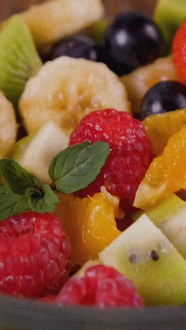 Was war das erste Obst auf dem Teller deines Babys?
In unserer Community landen ganz vorne:
🍌 Banane – süß, weich & perfekt zum Festhalten
🍉 Wassermelone – besonders beliebt im Sommer
🫐 Beeren – als Fingerfood oder leicht zerdrückt
🥭 Mango – exotisch, süß & gut verträglich
‌
Obst ist oft ein beliebter Einstieg in die Beikost, weil es natürlich süß schmeckt und gut von kleinen Händen gehalten werden kann.

Aber: Nicht jedes Obst ist zum Start geeignet – und manche Sorten sollten besser später kommen oder vorbereitet werden.

📋 Du willst wissen, welche 100 Lebensmittel ab Beikoststart geeignet sind?
Perfekt für alle, die sich fragen:
👉 Was darf mein Baby essen?
👉 Wie kann ich’s anbieten?
👉 Und worauf muss ich achten?
‌
Kommentiere 📋 und wir schicken dir den Link zu unserer kostenlosen Liste per DM!

Speicher dir den Post, wenn du gerade mit Beikost startest – oder teile ihn mit jemandem, der bald loslegt! 🧡