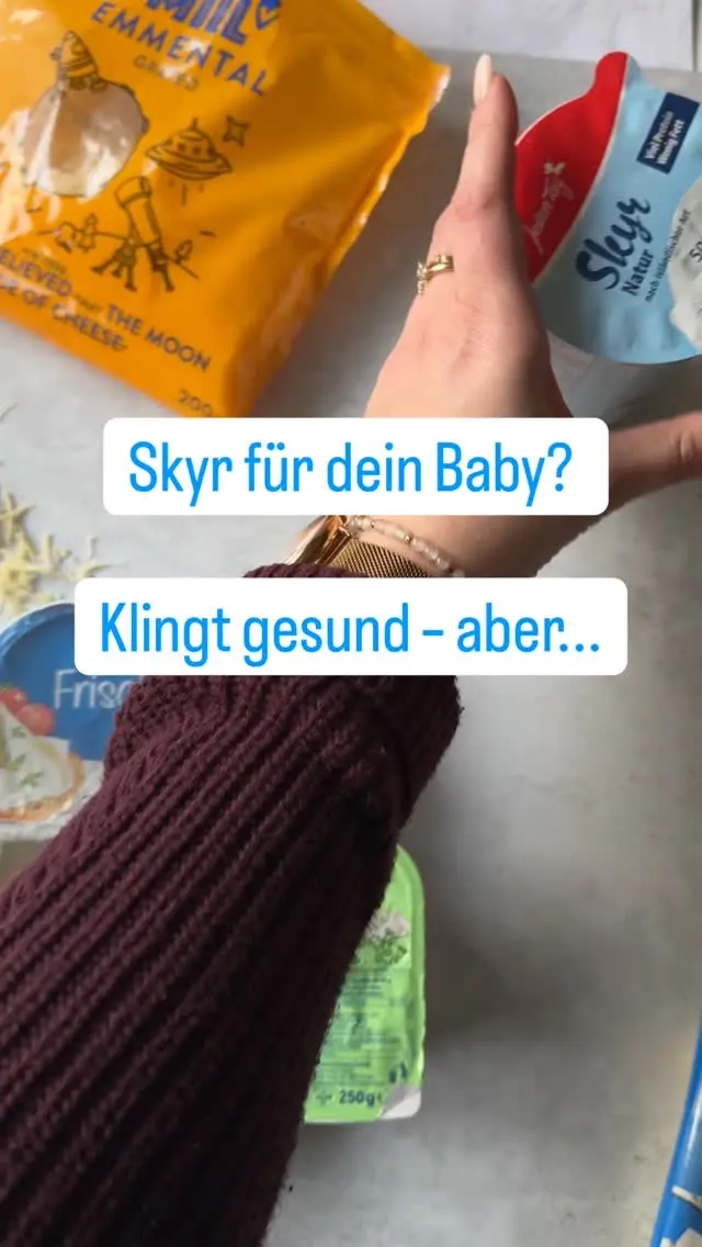 Skyr, Quark und High-Protein-Produkte – für viele DER Tipp. Doch für Babys gilt: weniger ist mehr.
Warum?

🧠 Babys haben einen sehr geringen Eiweißbedarf – ca. 1 –1,3 g Eiweiß pro kg Körpergewicht
➡️ Skyr z.B. aber enthält rund 11 g Eiweiß pro 100 g – das ist enorm viel für kleine Körper
👶 Zu viel Eiweiß kann: – die Nieren belasten – den Appetit auf andere Lebensmittel verringern – langfristig das Risiko für Übergewicht erhöhen
✅ Besser: Naturjoghurt, Frischkäse oder nur geringe Mengen von Skyr in Aufläufen oder Backrezepten

🎓 In unserem zertifizierten Beikostkurs zeigen wir dir: – Wie du die Eiweißzufuhr im Blick behältst – Welche Kombinationen aus pflanzlichem & tierischem Eiweiß sinnvoll sind – Und warum Abwechslung beim Aufbau von Geschmack & Essverhalten so wichtig ist

💌 Kommentiere 🤍 und wir senden dir den Kurslink direkt per Nachricht – viele Krankenkassen bezuschussen bis zu 100 %!