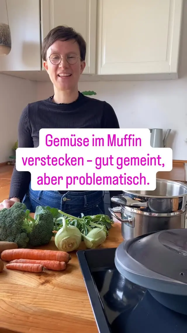 Karotte im Teig, Brokkoli unter der Soße – viele Eltern meinen es gut, wenn sie Gemüse „unterjubeln“. 

Doch langfristig lernen Kinder so nicht, Vielfalt zu akzeptieren – sondern zu misstrauen.

In unserem Onlinekurs zur Kinderernährung von 2-10 Jahren erfährst du: 
🧠 Warum Offenheit beim Essen so wichtig ist
👀 Wie Sichtbarkeit & Wiederholung Vertrauen aufbauen
🍽️ Welche Alternativen zum „Verstecken“ wirklich funktionieren

👉 Kommentiere 🧒 für mehr Tools rund um ehrliche, kindgerechte Ernährung.