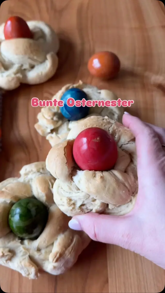 🐣 Osternester mit gefärbten Eiern 

Diese fluffigen Hefeteig-Osternester sind ein richtig schönes Highlight fürs Osterfrühstück – und perfekt zum gemeinsamen Backen mit Kindern. 🌷✨ 
Das Rezept stammt aus unserem neuen Buch „Mix&Fertig Kinderlieblinge“, das beim @gu.verlag erschienen ist.

Die bunten Eier werden direkt im Thermomix gefärbt und gegart und machen die Nester zu echten Hinguckern. 

Ihr braucht (für ca. 8 Nester): 
250 ml Milch 
10 g frische Hefe 
1 EL Zucker 
40 g Butter 
580 g Weizenmehl (Type 550) 
1 Prise Salz 
50 g Joghurt 
1 Msp. Bourbon-Vanillepulver 
8 Eier (M) 
4 EL Essig 
Lebensmittelfarbe 
Außerdem: etwas Mehl zum Arbeiten, Milch zum Bestreichen, optional Mandelblättchen oder Hagelzucker 

👩‍🍳 Zubereitung im Thermomix: 
Milch, Hefe, Zucker und Butter 5 Min. / 37 °C / Stufe 1 erwärmen. 
Mehl, Salz, Joghurt und Vanille zugeben und 2 Min. / Teigstufe kneten. Den Teig abgedeckt ca. 1 Std. gehen lassen. 

1 l Wasser in den Mixtopf geben. Je 300 ml Wasser mit 1 EL Essig und Lebensmittelfarbe mischen, in Gefrierbeutel füllen, je 2 Eier hineingeben und verschließen. 
Beutel in den Varoma legen und 35 Min. / Varoma / Stufe 1 garen. 

Teig in 8 Portionen teilen, zu Strängen rollen, flechten und zu Nestern formen. Mit Milch bestreichen und nach Wunsch toppen. 
Bei 170 °C ca. 15 Min. backen und anschließend mit den bunten Eiern füllen. 🌈🥚 

Ohne Thermomix: 
Milch lauwarm erwärmen, Hefe und Zucker darin auflösen. Butter zugeben. 
Mehl, Salz, Joghurt und Vanille hinzufügen und alles zu einem geschmeidigen Hefeteig verkneten (per Hand oder Küchenmaschine). 
Abgedeckt ca. 1 Std. an einem warmen Ort gehen lassen und anschließend wie oben beschrieben weiterverarbeiten. 🐣

💛 Tipp: Die Nester schmecken frisch am besten und lassen sich super fürs Osterfrühstück vorbereiten. 

Speicher dir das Rezept gern für Ostern ab!