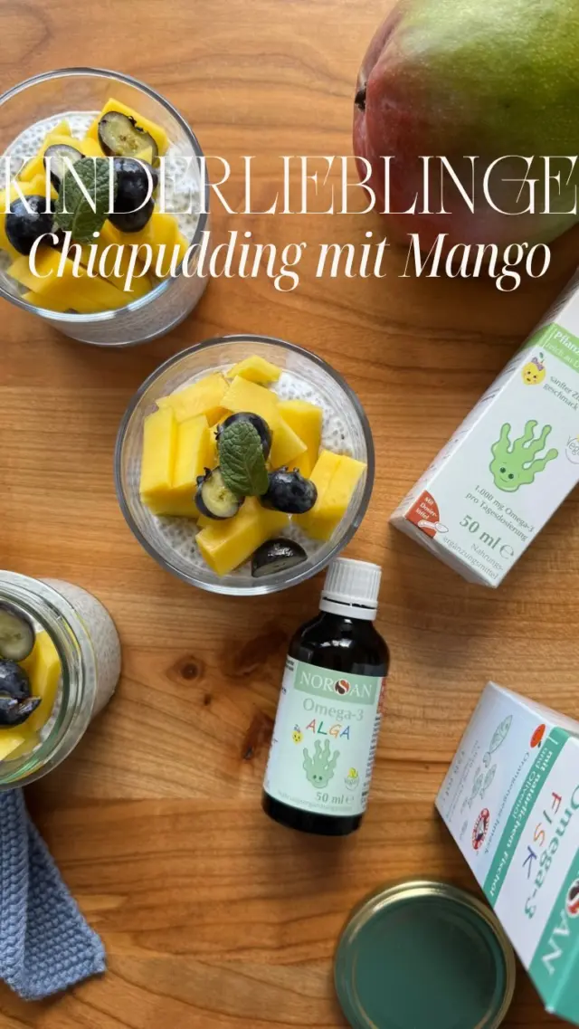 [Anzeige] So kannst du ganz einfach die wichtigen Omega-3-Fettsäuren ins Frühstück für die ganze Familie integrieren:

80 g Chiasamen
500 ml Kokosmilch 🥥
1/2 Mango🥭
100 g Blaubeeren🫐
Omega-3-Mikroalgenöl von @norsan.de 
🥣Chiasamen und Kokosmilch mischen und über Nacht oder mind. 30 Minuten ziehen lassen. Ggf. in Schraubgläser verpacken und mit der Tagesportion Omega-3-Öl mischen. Mit Obst toppen.🫐🥭
Du hast so nicht nur die Fettsäure ALA durch die Chiasamen integriert, sondern auch das wichtige DHA, was für Babys und Kinder essenziell ist. (Das ALGA Öl für Kinder enthält DHA, die Öle für Erwachsene auch EPA.)

❇️Hast du Fragen zum Thema Omega-3?

Nutze gerne unseren Code: Breifrei15 für deine erste Bestellung bei NORSAN.❗️#breifreibaby #breifrei #beikost #omega3