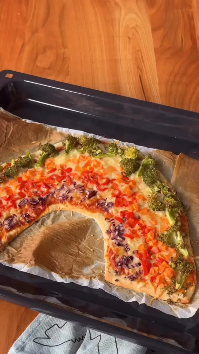 Die bunteste Pizza, die je bei uns auf dem Tisch stand. 🌈

Wir lieben Gerichte, die für die ganze Familie funktionieren. Diese Pizza ist genau das – bunt, nährstoffreich und so einfach, dass sie auch an müden Wochentagen klappt.
Als Basis haben wir die @byodo_naturkost Perfetto Tomatensauce Kinder verwendet – ohne Zuckerzusatz, mild im Geschmack, mit Gemüse und speziell für kleine Feinschmecker/innen gemacht. 🍅
Obendrauf: gegarter Brokkoli, Möhren, Paprika, rote Zwiebeln und Käse.

💛 Übrigens: Alle drei Saucen aus der Perfetto-Linie passen genauso gut auf Pizza – oder einfach über die köstlichen byodo Bio-Nudeln. Die Klassik fruchtig-intensiv für den italienischen Lieblingsabend, die Linsen Bolognese für extra Protein auf dem Teller.

Welches Gemüse würdet ihr für den Regenbogen verwenden?